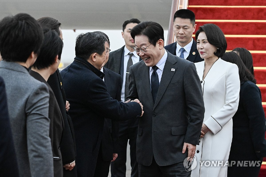 이재명 상하이 도착.jpg
